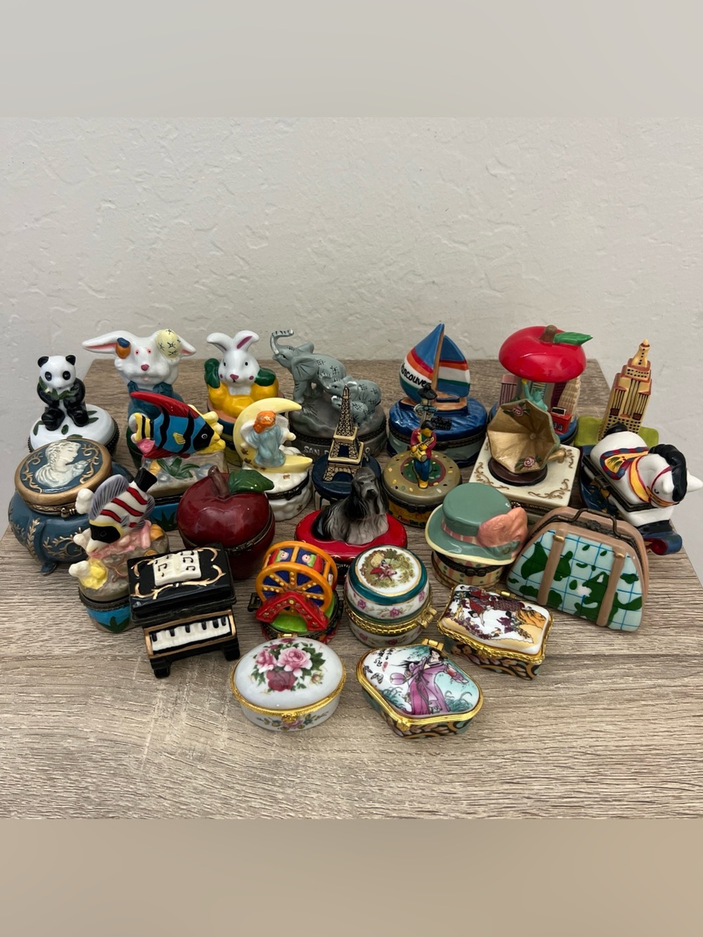 Lot of 25 Estate Vintage Hinged Porcelain Trinket Treasure Pill Boxes